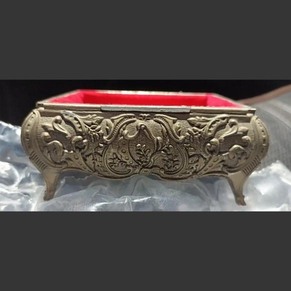 Vintage Metal Pressed Trinket Jewelry Box Colonial Style Red Velvet Lined - Picture 7 of 11